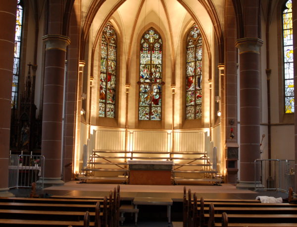 Komplette Chortribüne mit Orchesterfläche