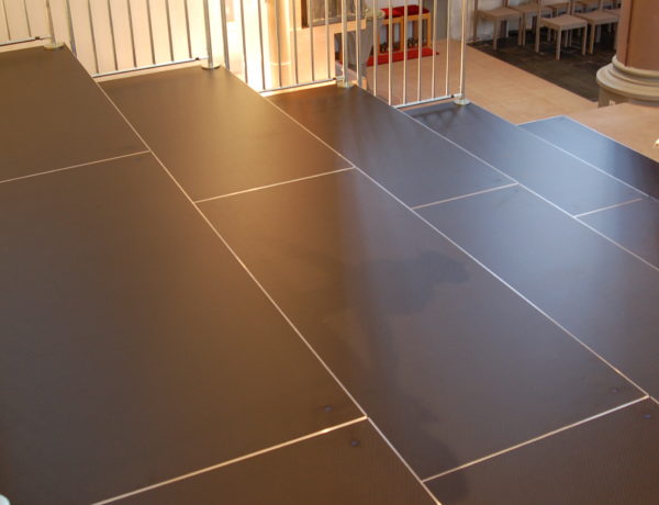 Komplette Chortribüne mit Orchesterfläche